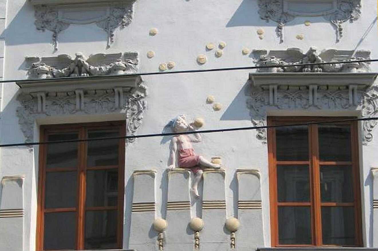 Jakub na fasádě Pensionu